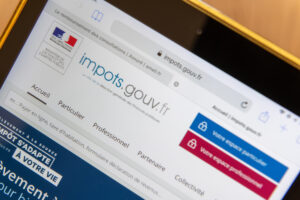 dénoncer quelqu'un aux impôts