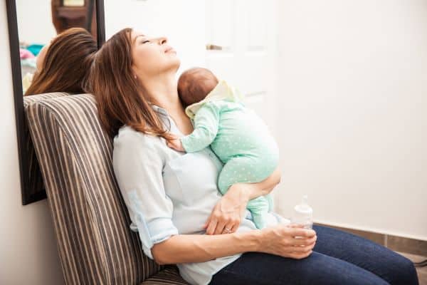 assistante maternelle dort avec un bébé