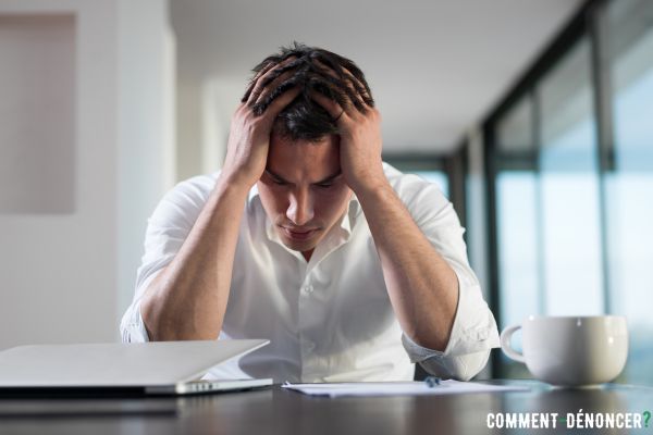 homme triste isolé bureau travail entreprise