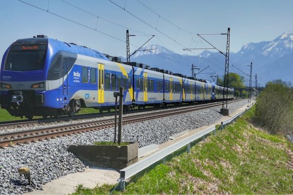 train bleu roulant arrière-plan montagnes