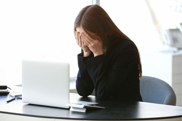 femme harcelée au travail