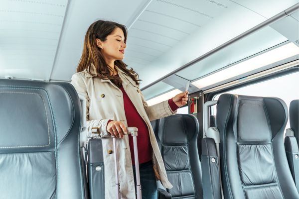 femme arrivant dans un train cherchant sa place 1ère classe