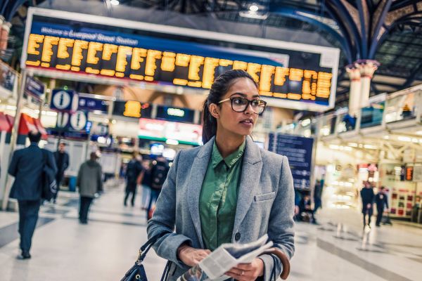 femme dans une gare ferroviaire