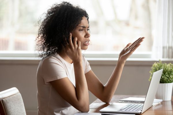 femme au téléphone en train de se plaindre