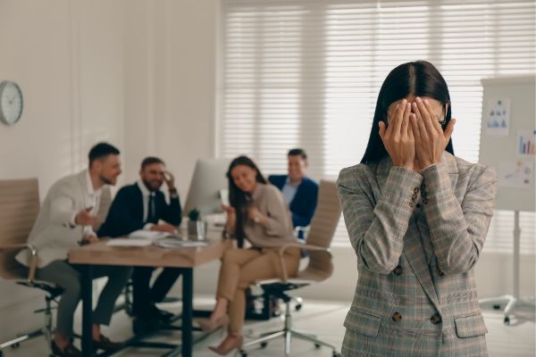 femme harcelée dans un groupe de travail