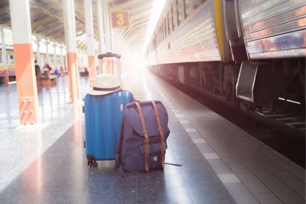 bagages restés sur le quai d'une gare