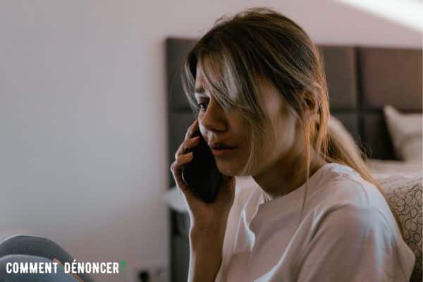 femme angoissée au téléphone