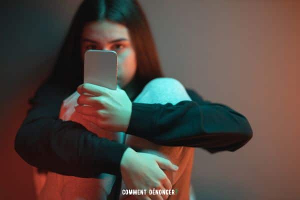 jeune adolescente devant smartphone