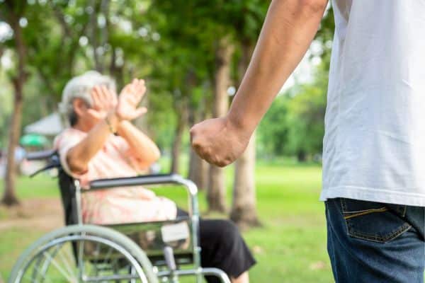 signalement abus de faiblesse personne âgée