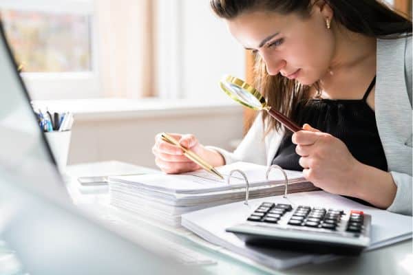 femme des impôts réalisant un contrôle fiscal