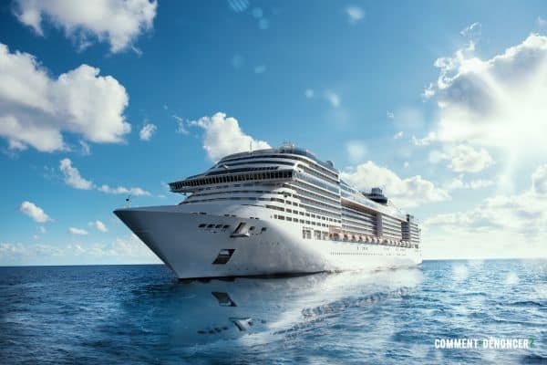 bateau de croisière sur la mer