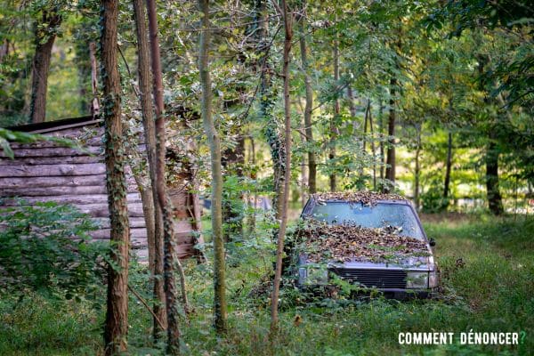 vieille voiture rouillée dans la nature