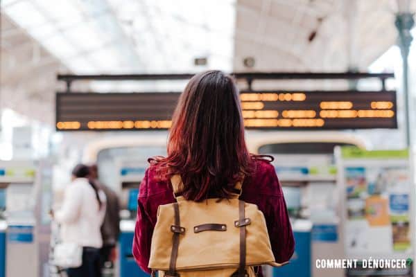 gare sncf femme devant tableau des départs