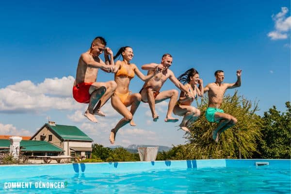 famille s'amusant dans une piscine non déclarée aux impôts