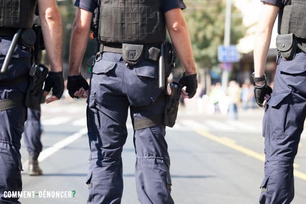 deux policiers dans la rue