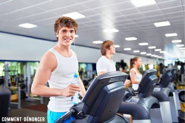 jeune homme dans une salle de sport