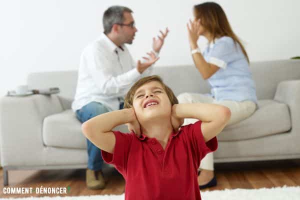 voisins hurlant à côté de leur enfant