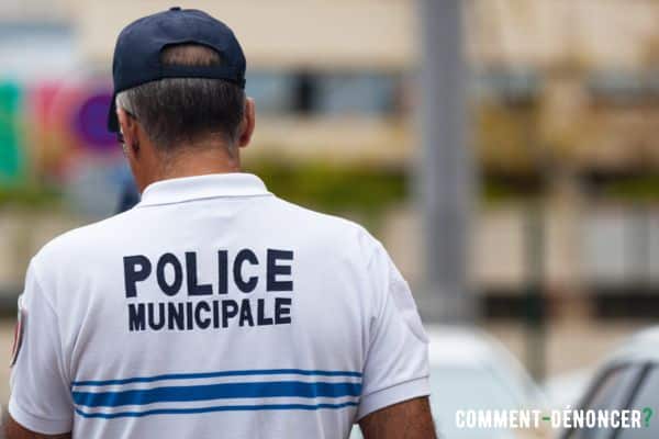 Police municipale devant une voiture