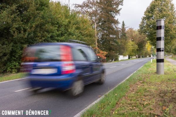 voiture roulant devant un radar qui flashe