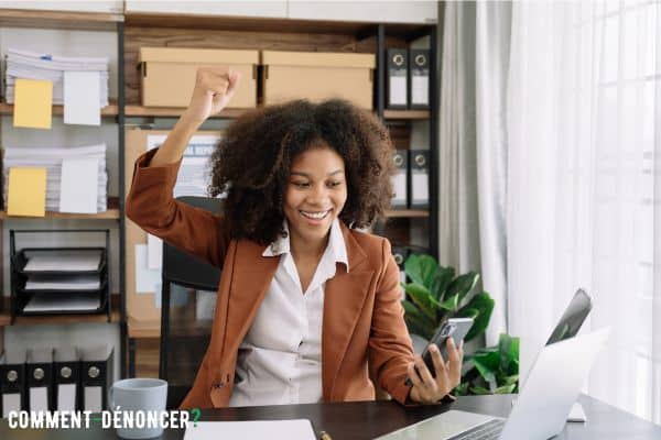 femme heureuse de recevoir la prime d'activité