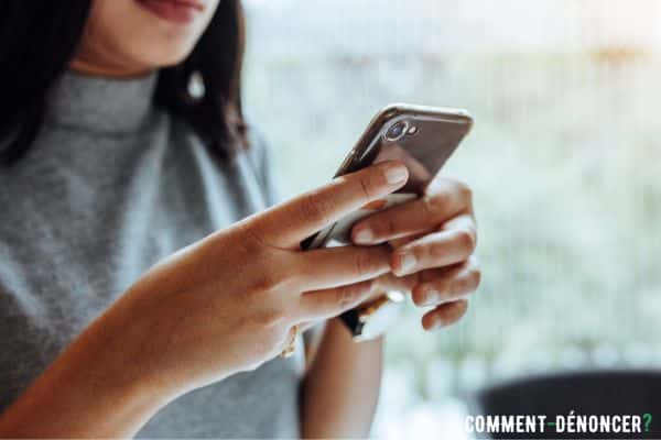 femme devant son téléphone portable