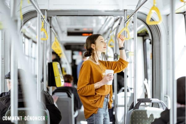 femme debout dans un bus