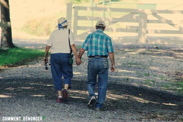 couple de retraités se promenant dans la nature