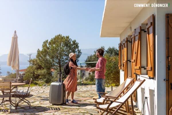 homme sous-louant sa maison vacances